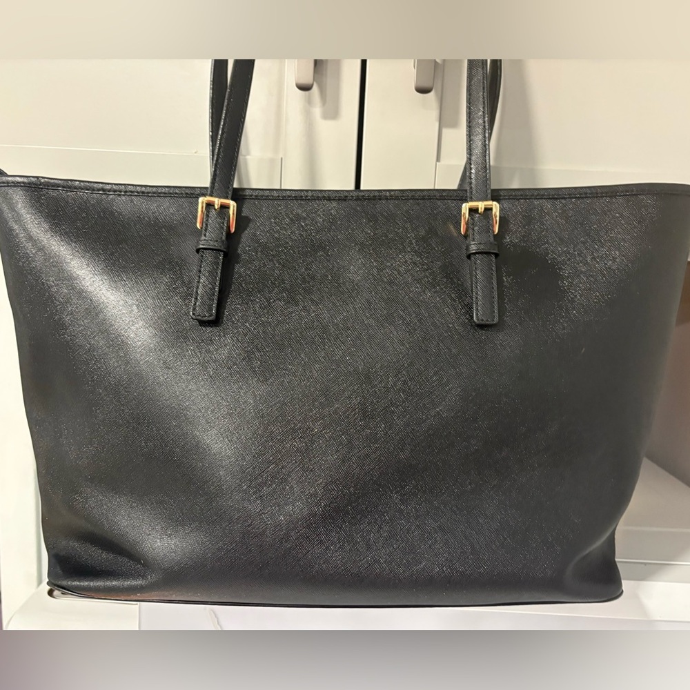 Black Michael Kors Tote Bag -Great condition

18 by 11 inches

FREE SHIPPING - Picture 2 of 11